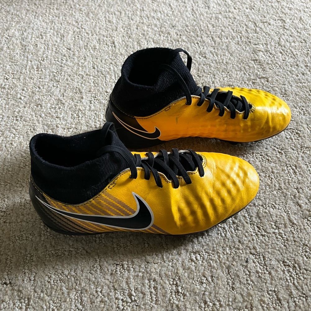Youth Nike Magista soccer cleats size 4Y